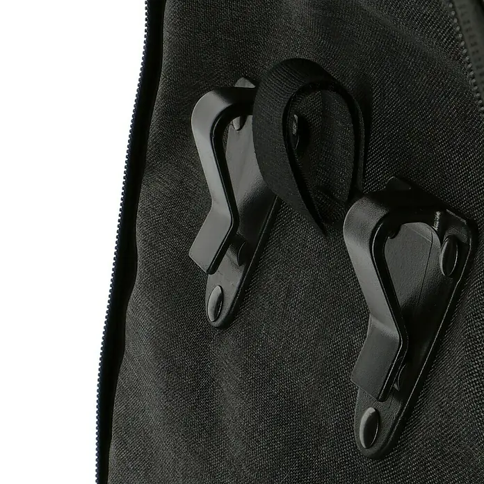 Gepäckträgertasche 2in1 - Volumen: 25 l, Schwarz - Detailaufnahme einer schwarzen Tasche mit Clip-Verschlüssen und einem Gurtband, die Funktionalität und praktisches Design vereinen.