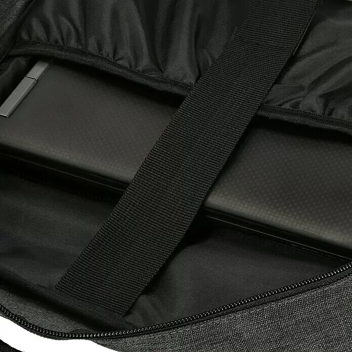 Gepäckträgertasche 2in1 - Volumen: 25 l, Schwarz - Inneres einer dunkelgrauen Laptoptasche: schwarzes Nylonfutter, ein schwarzer Gurt sichert ein Gerät. Reißverschluss unten.
