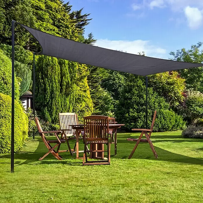 Sunfun Sonnensegel - Anthrazit, Rechteckig, 360 x 360 cm - Dunkelgraues rechteckiges Sonnensegel spendet Schatten über einer Holz-Gartengarnitur.