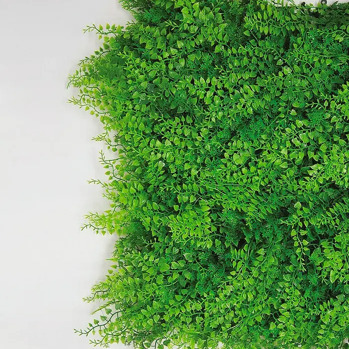 Jardín vertical Helecho - Plástico, L x An: 100 x 50 cm - Detalle de una pared de plantas verdes artificiales, ideal para decoraciones y para embellecer interiores o jardines con verdor.