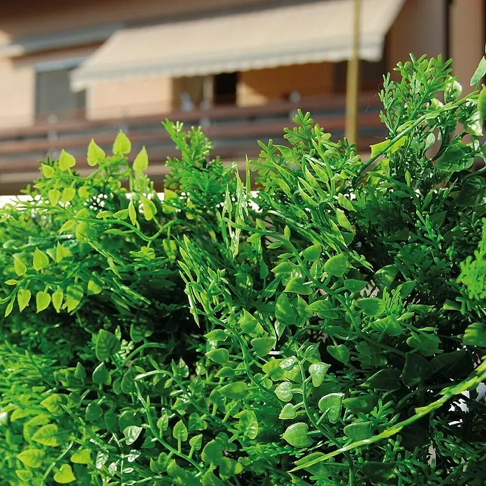 Jardín vertical Helecho - Plástico, L x An: 100 x 50 cm - Primer plano de exuberante vegetación artificial, ideal para decorar espacios interiores y exteriores.