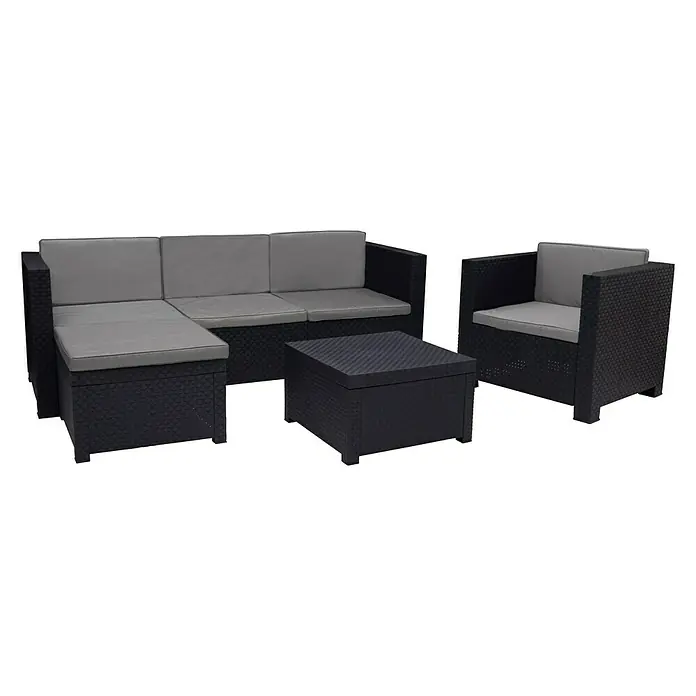 Shaf Conjunto de muebles Manhattan - 3 pzs., Polipropileno, Graphite - Esta imagen muestra un moderno conjunto de muebles de exterior con sofá, sillón y mesa en un diseño de ratán oscuro con cojines grises.