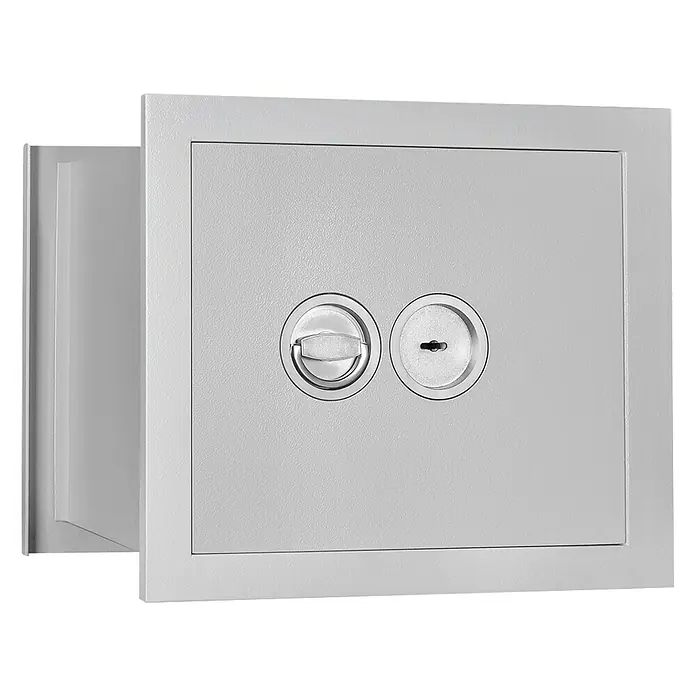 Format Wandtresor Wega 30-380 - 383 x 490 x 430 mm, Doppelbart-Hochsicherheitsschloss - Grauer Tresor mit Drehgriff und Schlüsselloch. Der Safe ist auf einem schwarzen Hintergrund abgebildet und leicht geöffnet.