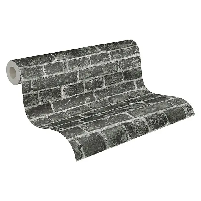 A.S. Création Elements Vliestapete - Schwarz/Weiß, Steinoptik, 10,05 x 0,53 m - Nahaufnahme einer Rolle schwarzer Backsteintapete mit realistischer Textur und Tiefeneffekt, perfekt für modernes Innendesign.