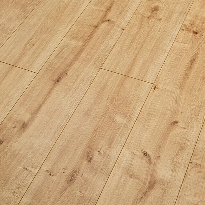 LOGOCLIC Laminatmuster Vinto Eiche Milford - 296 x 195 x 1 mm, Landhausdiele - Nahaufnahme des goldenen Laminatbodens, der eine warme und einladende Atmosphäre schafft mit seiner realistischen Holzstruktur.