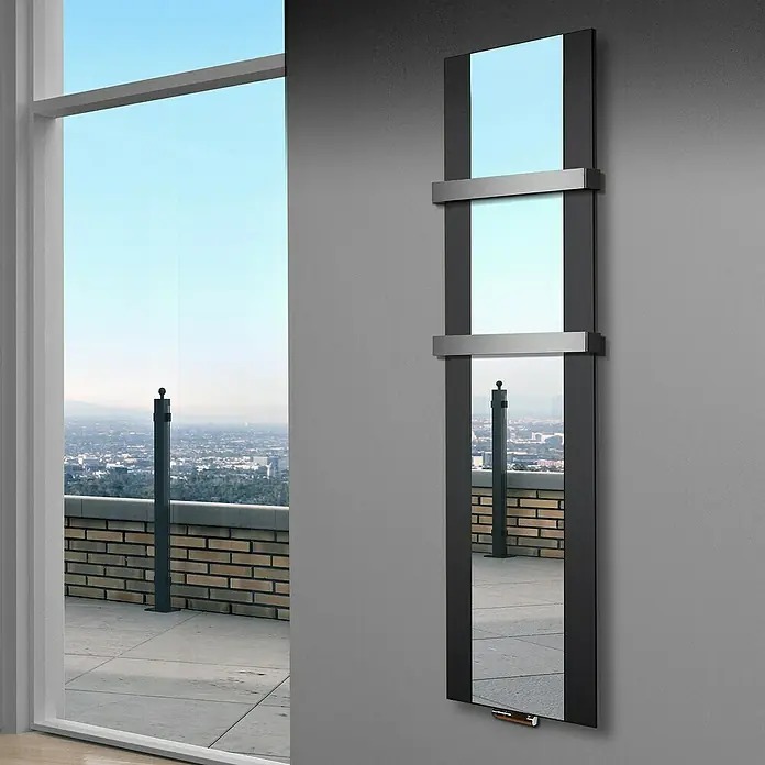 Szagato Designheizkörper Singapur - B x H: 470 x 1.800 mm, Schwarz, Mit 2 Handtuchhalter (50 mm) - Elegantes, modernes Spiegelheizpaneel mit schlankem schwarzem Rahmen und zwei horizontalen silbernen Akzenten, perfekt für stilvolle Wärme.