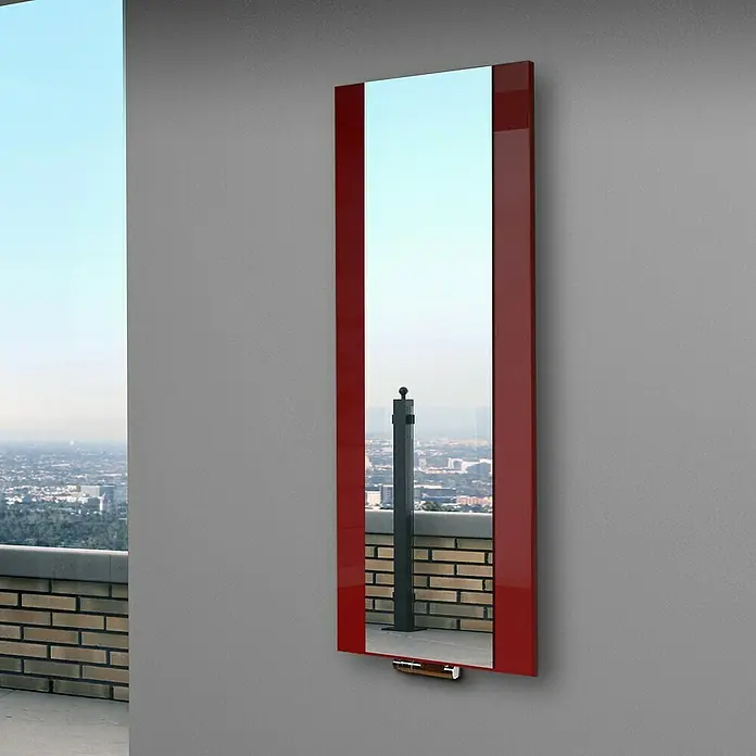 Szagato Designheizkörper Singapur - B x H: 470 x 1.200 mm, Wärmeleistung bei Vorlauftemperatur von 75 °C (D: 50): 799 W, Rot, Ohne Handtuchhalter - Reflektierender Wandspiegel mit rotem Rahmen, der eine urbane Außenansicht zeigt, verleiht jedem Raum einen Hauch von Eleganz und Tiefe.