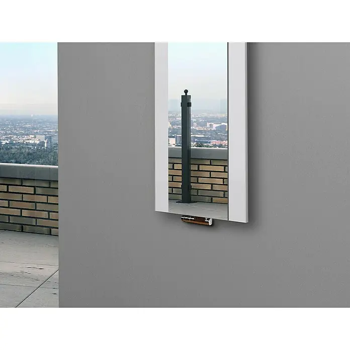 Szagato Designheizkörper Singapur - B x H: 470 x 1.200 mm, Wärmeleistung bei Vorlauftemperatur von 75 °C (D: 50): 799 W, Weiß, Ohne Handtuchhalter - Ein moderner, rechteckiger Spiegel mit einem schmalen, weißen Rahmen hängt an einer grauen Wand und reflektiert eine urbane Außenszene.