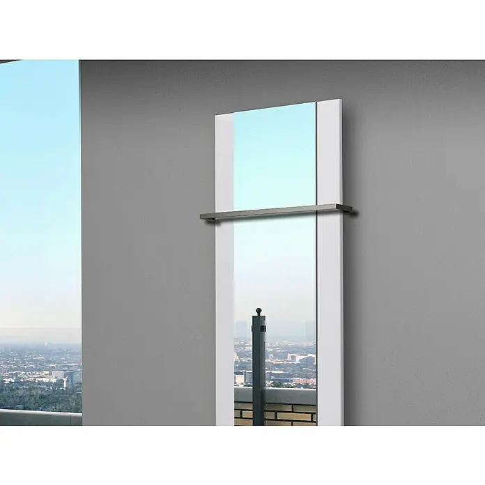 Szagato Designheizkörper Singapur - B x H: 470 x 1.200 mm, Wärmeleistung bei Vorlauftemperatur von 75 °C (D: 50): 799 W, Weiß, Mit 1 Handtuchhalter (15 mm) - Ein moderner, weißer Heizkörper mit Spiegel und Ablage an einer grauen Wand, der Funktionalität und stilvolles Design vereint.