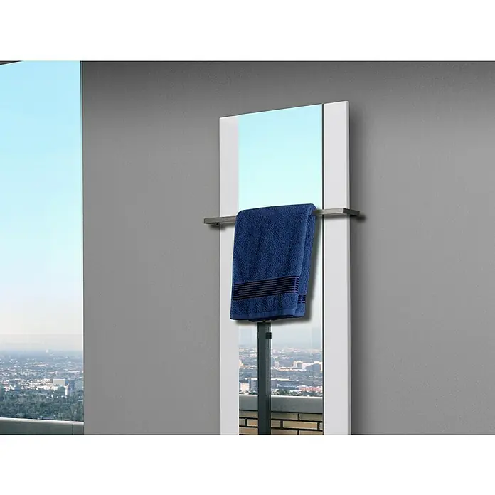 Szagato Designheizkörper Singapur - B x H: 470 x 1.200 mm, Wärmeleistung bei Vorlauftemperatur von 75 °C (D: 50): 799 W, Weiß, Mit 1 Handtuchhalter (15 mm) - Elegantes Bad mit einem beheiztem Handtuchhalter mit blauem Handtuch, das für einen Hauch von Luxus und Komfort sorgt.