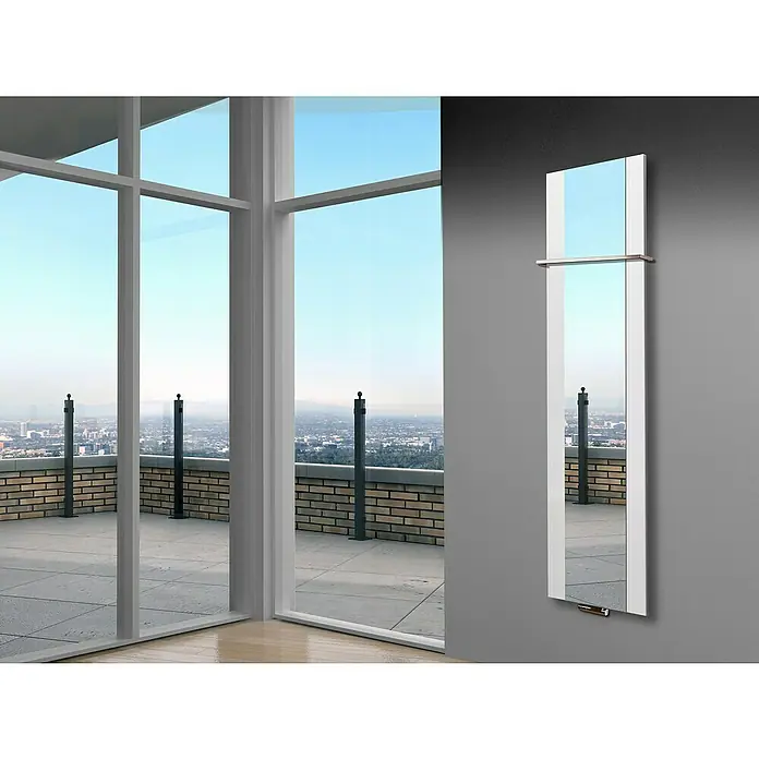 Szagato Designheizkörper Singapur - B x H: 470 x 1.800 mm, Weiß, Mit 1 Handtuchhalter (15 mm) - Ein schlanker, weißer Spiegel mit integriertem Handtuchhalter hängt an einer grauen Wand, reflektiert einen hellen, luftigen Außenbereich.