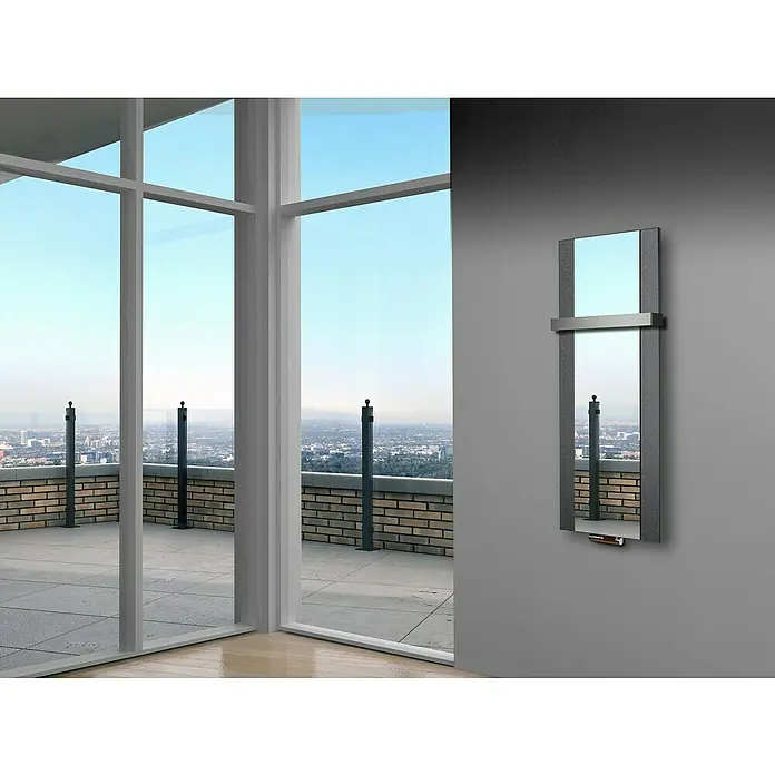 Szagato Designheizkörper Singapur - B x H: 470 x 1.200 mm, Wärmeleistung bei Vorlauftemperatur von 75 °C (D: 50): 799 W, Moonstone-Grau, Mit 1 Handtuchhalter (50 mm) - Ein eleganter, rahmenloser Spiegel mit integriertem Regal, der an einer grauen Wand hängt und den Ausblick von einem Balkon reflektiert.