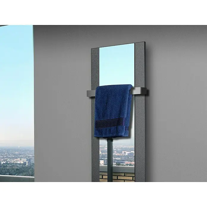 Szagato Designheizkörper Singapur - B x H: 470 x 1.200 mm, Wärmeleistung bei Vorlauftemperatur von 75 °C (D: 50): 799 W, Moonstone-Grau, Mit 1 Handtuchhalter (50 mm) - Ein schlanker, grauer Handtuchwärmer mit einem marineblauen Handtuch hängt an einer Wand mit Blick auf eine Stadtlandschaft.