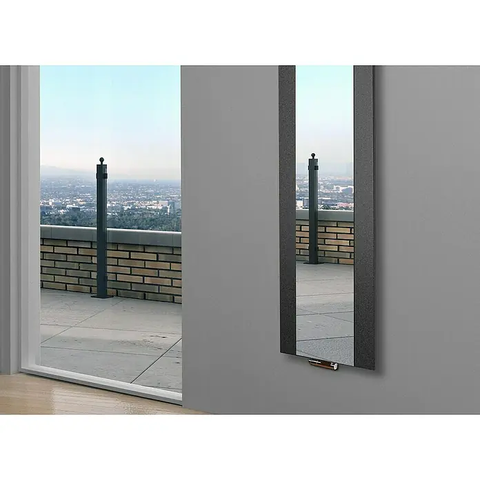 Szagato Designheizkörper Singapur - B x H: 470 x 1.800 mm, Moonstone-Grau, Mit 2 Handtuchhalter (15 mm) - Modern gestalteter Spiegel mit schlankem, dunklem Rahmen und reflektierendem Glas, ideal für stilvolle Innenräume, der eine Aussicht nach aussen reflektiert.