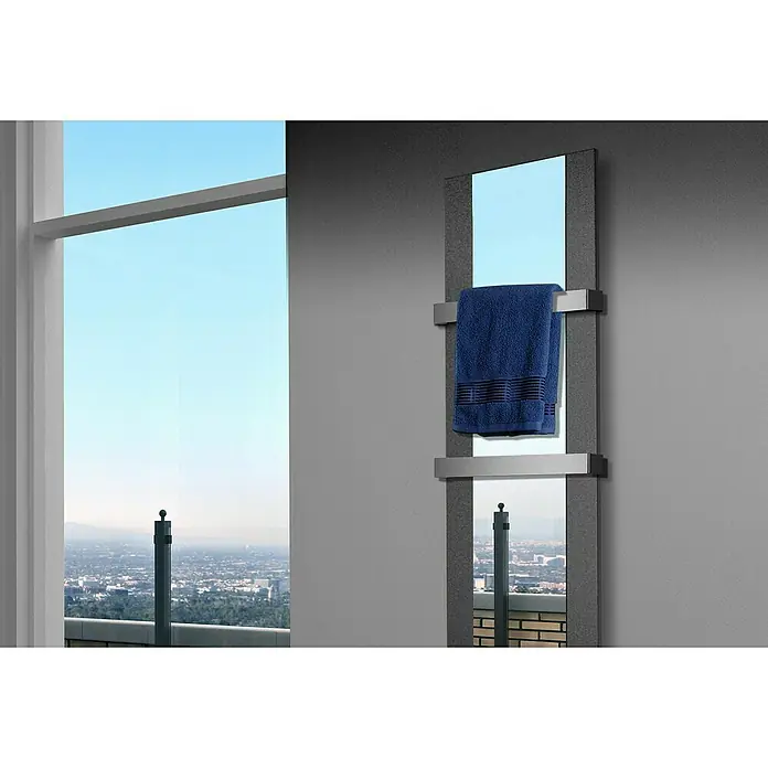 Szagato Designheizkörper Singapur - B x H: 470 x 1.800 mm, Moonstone-Grau, Mit 2 Handtuchhalter (50 mm) - Handtuchwärmer mit blauem Handtuch vor einem Fenster mit Blick auf die Stadt.