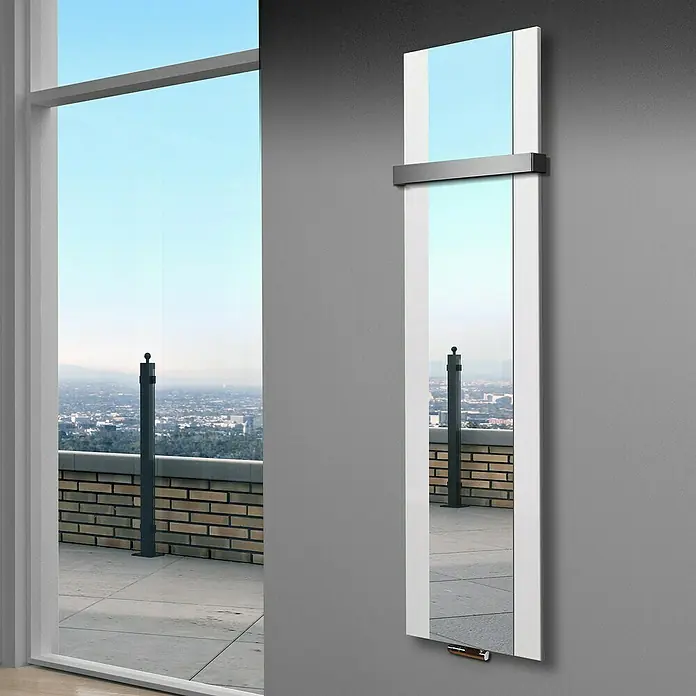 Szagato Designheizkörper Singapur - B x H: 470 x 1.800 mm, Weiß, Mit 1 Handtuchhalter (50 mm) - Ein stilvoller, schlanker Spiegel mit weißem Rahmen und einer grauen Halterung an einer grauen Wand, der ein modernes Ambiente schafft.