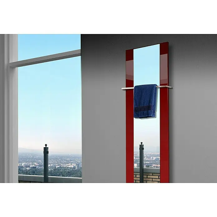 Szagato Designheizkörper Singapur - B x H: 470 x 1.800 mm, Rot, Mit 1 Handtuchhalter (15 mm) - Ein modernes, hochformatiges Spiegelheizpaneel mit einem roten Rahmen und einem Handtuchhalter, das Eleganz und Funktionalität vereint.