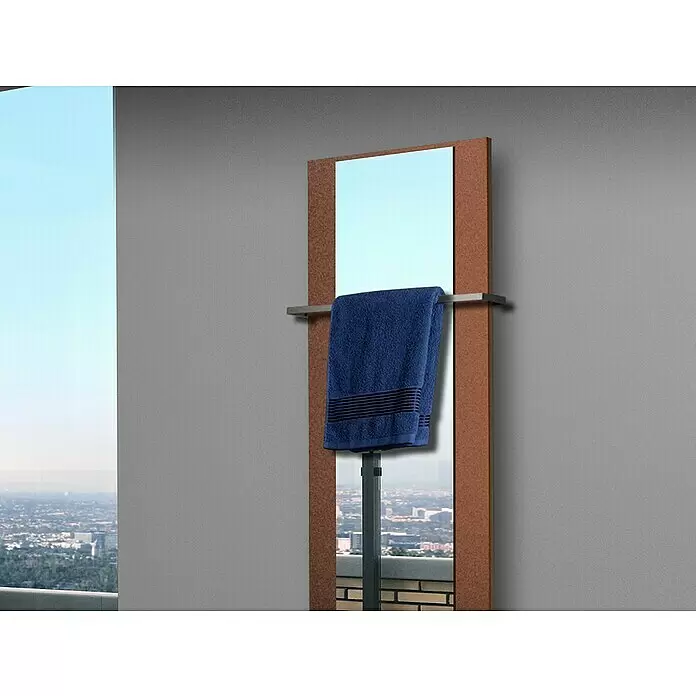 Szagato Designheizkörper Singapur - B x H: 470 x 1.200 mm, Wärmeleistung bei Vorlauftemperatur von 75 °C (D: 50): 799 W, Braun, Silber, Mit 1 Handtuchhalter (15 mm) - Hoher, rechteckiger Spiegel mit korkähnlichem Rahmen und integrierter Handtuchstange, an der ein blaues Handtuch hängt. Er reflektiert eine Stadtansicht.