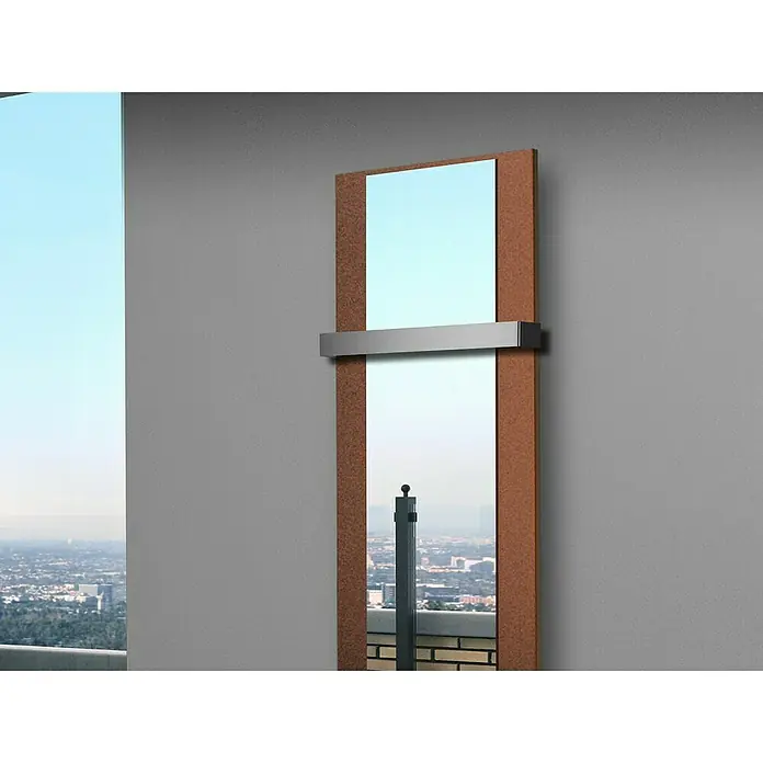 Szagato Designheizkörper Singapur - B x H: 470 x 1.200 mm, Wärmeleistung bei Vorlauftemperatur von 75 °C (D: 50): 799 W, Braun, Silber, Mit 1 Handtuchhalter (50 mm) - Ein schlanker Spiegel mit einem Holzrahmen und einer Metallschiene, der sich perfekt in moderne Innenräume einfügt. Er spiegelt eine Stadtsilhouette wider.
