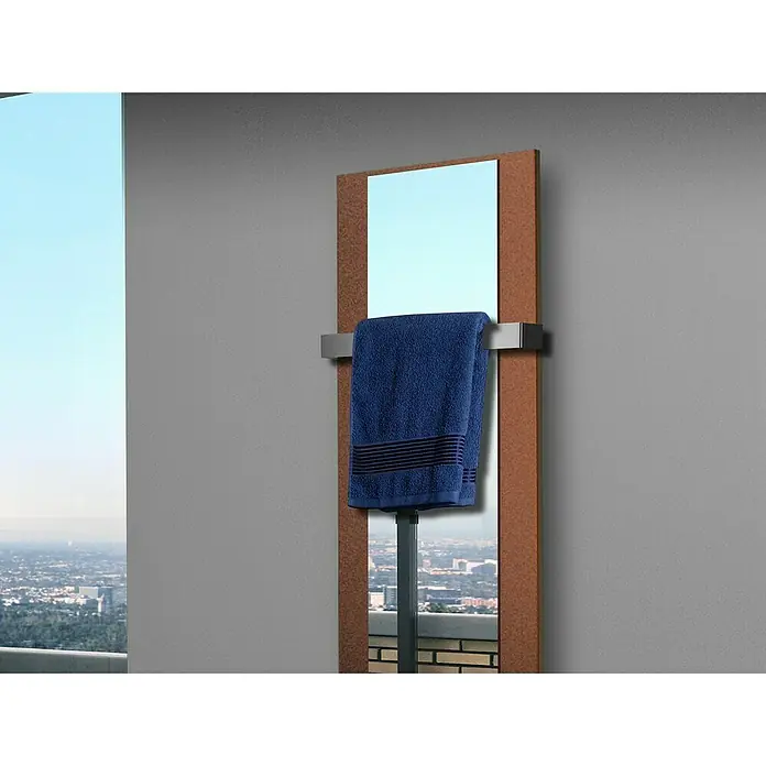Szagato Designheizkörper Singapur - B x H: 470 x 1.200 mm, Wärmeleistung bei Vorlauftemperatur von 75 °C (D: 50): 799 W, Braun, Silber, Mit 1 Handtuchhalter (50 mm) - Ein modernes beheiztes Handtuch Rack mit einem blaues Handtuch über einem Metallgeländer vor einem Fenster und einer Wand.