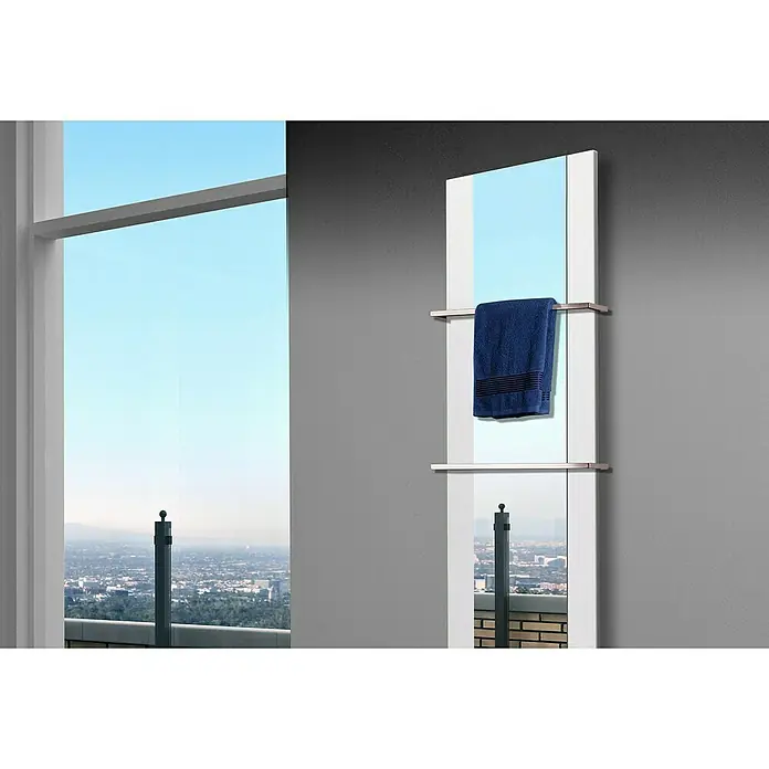 Szagato Designheizkörper Singapur - B x H: 470 x 1.800 mm, Weiß, Mit 2 Handtuchhalter (15 mm) - Elegantes Spiegelfeld mit Handtuchhalter und blauem Handtuch. Der Spiegel reflektiert die urbane Skyline.