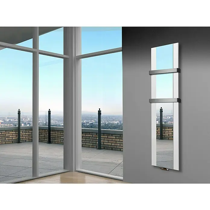 Szagato Designheizkörper Singapur - B x H: 470 x 1.800 mm, Weiß, Mit 2 Handtuchhalter (50 mm) - Ein moderner Designheizkörper mit Spiegel und zwei Handtuchhaltern an einer grauen Wand.