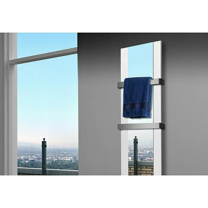 Szagato Designheizkörper Singapur - B x H: 470 x 1.800 mm, Weiß, Mit 2 Handtuchhalter (50 mm) - Handtuchwärmer mit Spiegel und blauem Handtuch vor Fenster mit Stadtblick.