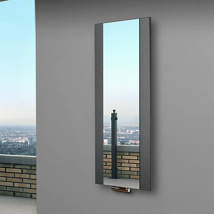 Szagato Designheizkörper Singapur - B x H: 470 x 1.200 mm, Wärmeleistung bei Vorlauftemperatur von 75 °C (D: 50): 799 W, Moonstone-Grau, Ohne Handtuchhalter - Spiegel an der Wand mit Blick auf die Stadt. Er ist schmal, rechteckig und hat einen grauen Rahmen, der gut zum modernen Design passt.