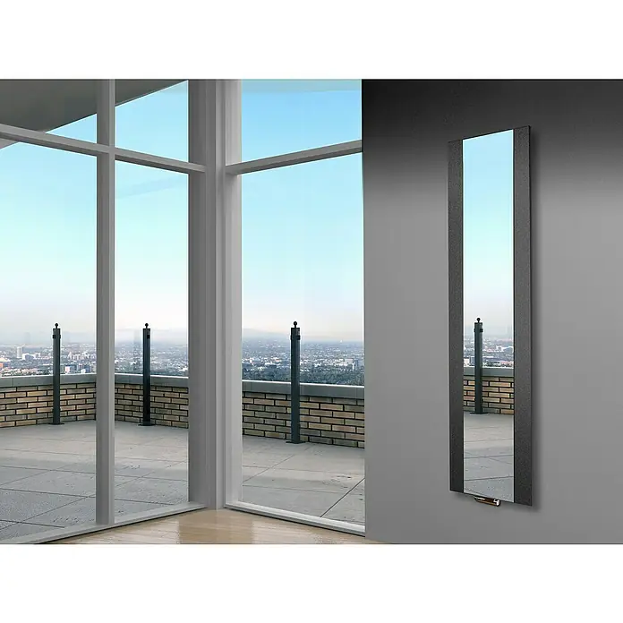 Szagato Designheizkörper SingapurB x H: 47 x 180 cm, Moonstone-Grau, Ohne Handtuchhalter - Ein schlanker, moderner Spiegel mit dunklem Rahmen hängt an einer grauen Wand, der das Panorama vor dem Fenster stilvoll reflektiert.