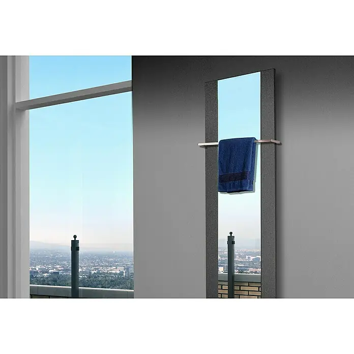 Szagato Designheizkörper Singapur - B x H: 470 x 1.800 mm, Moonstone-Grau, Mit 1 Handtuchhalter (15 mm) - Handtuch hängt an einem Heizkörper mit Spiegel, der ein Stadtbild reflektiert. Elegantes Design für moderne Badezimmer.