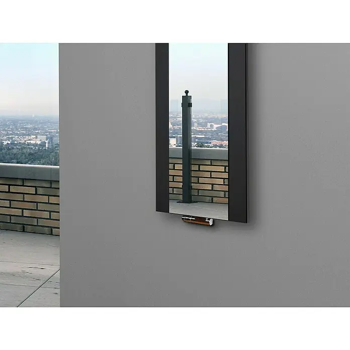 Szagato Designheizkörper Singapur - B x H: 470 x 1.200 mm, Wärmeleistung bei Vorlauftemperatur von 75 °C (D: 50): 799 W, Schwarz, Mit 1 Handtuchhalter (15 mm) - Nahaufnahme eines modernen, rechteckigen Spiegels mit dunklem Rahmen, der an einer grauen Wand hängt und einen Blick auf die Stadt bietet.
