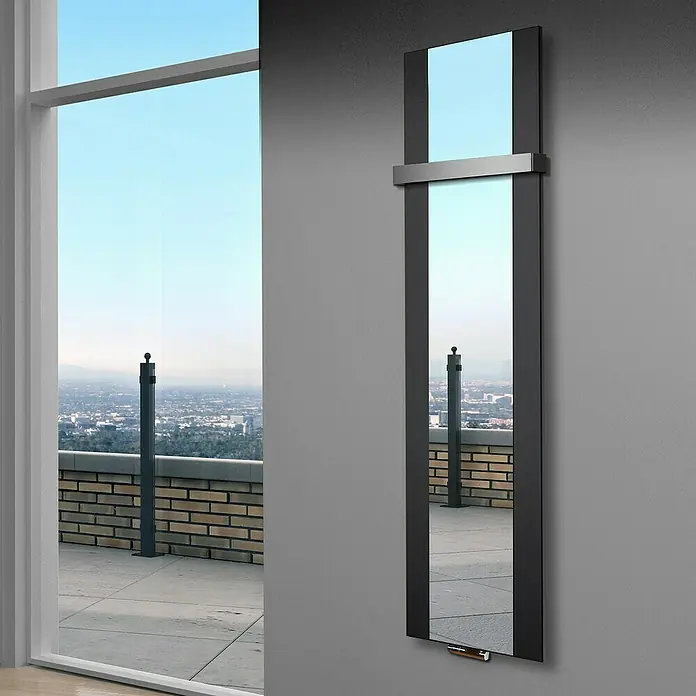 Szagato Designheizkörper Singapur - B x H: 470 x 1.800 mm, Schwarz, Mit 1 Handtuchhalter (50 mm) - Elegantes Spiegelpaneel mit schlankem, dunklem Rahmen und einer praktischen Ablage. Perfekt für moderne Innenräume und eine stilvolle Wanddekoration.