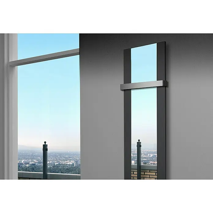 Szagato Designheizkörper Singapur - B x H: 470 x 1.800 mm, Schwarz, Mit 1 Handtuchhalter (50 mm) - Ein moderner, schlanker Spiegel mit Rahmen und Ablage, der einen Blick auf eine Stadtlandschaft reflektiert und das elegante Design hervorhebt.