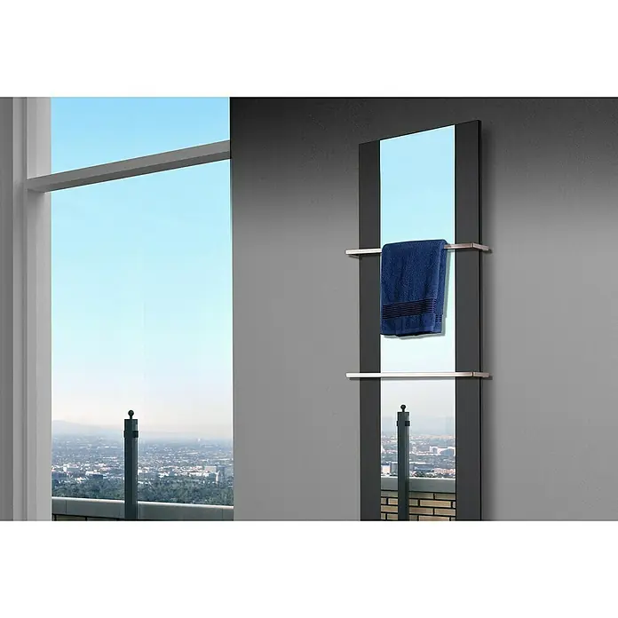 Szagato Designheizkörper Singapur - B x H: 470 x 1.800 mm, Schwarz, Mit 2 Handtuchhalter (15 mm) - Handtuchwärmer mit Spiegel und Handtuch auf zwei Ablagen, vor Fenster mit Stadtblick.