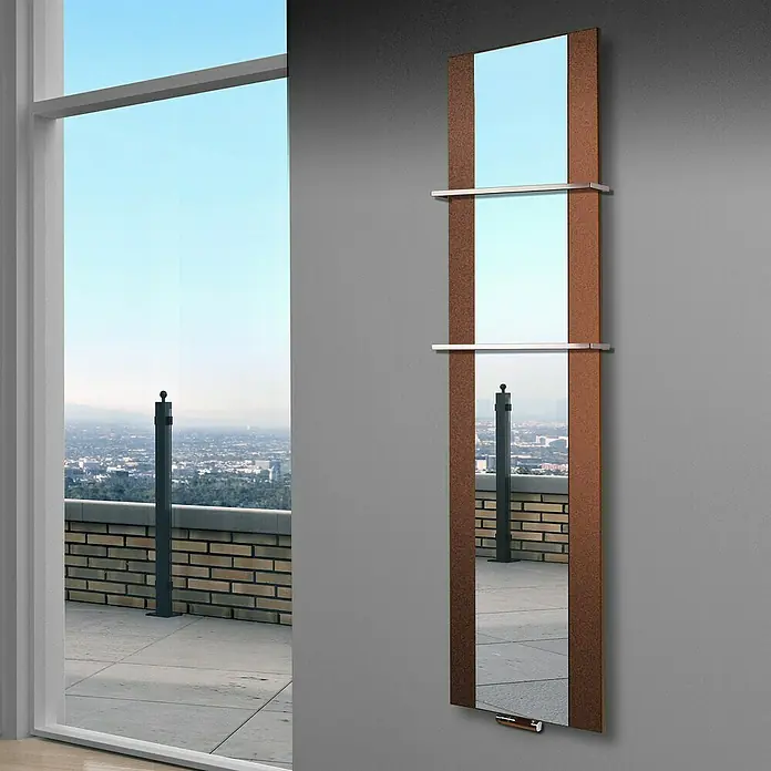 Szagato Designheizkörper Singapur - B x H: 470 x 1.800 mm, Braun, Silber, Mit 2 Handtuchhalter (15 mm) - Ein hochformatiger Spiegel mit braunem Rahmen und zwei Ablagen, reflektiert eine Außenszene mit Stadtblick. Elegantes Design für moderne Räume.