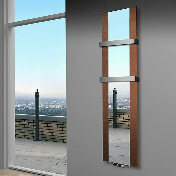 Szagato Designheizkörper Singapur - B x H: 470 x 1.800 mm, Braun, Silber, Mit 2 Handtuchhalter (50 mm) - Wandmontierter Spiegel mit braunem Rahmen und zwei grauen horizontalen Elementen. Reflexion einer Außenszene mit Stadtblick.