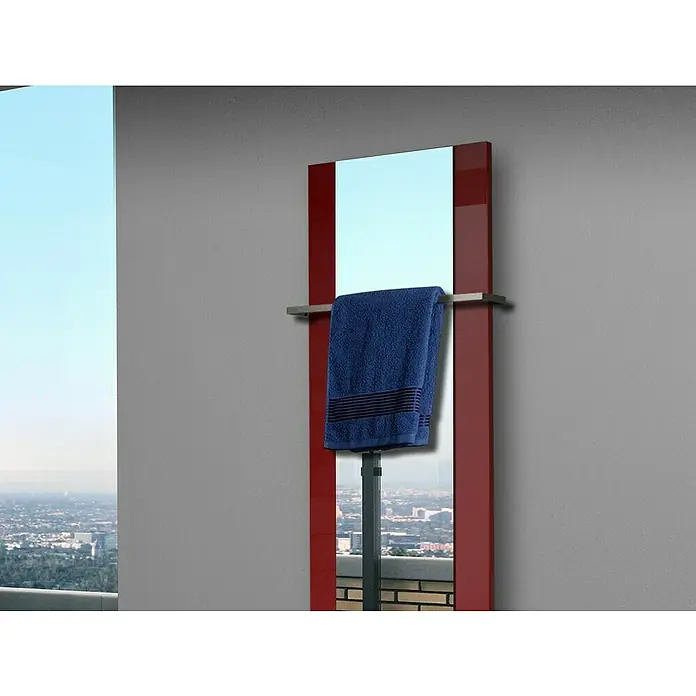 Szagato Designheizkörper Singapur - B x H: 470 x 1.200 mm, Wärmeleistung bei Vorlauftemperatur von 75 °C (D: 50): 799 W, Rot, Mit 1 Handtuchhalter (15 mm) - Ein stilvoller beheizter Handtuchhalter in Rot, der nicht nur wärmt, sondern auch als Spiegel dient und mit einem blauen Handtuch dekoriert ist.