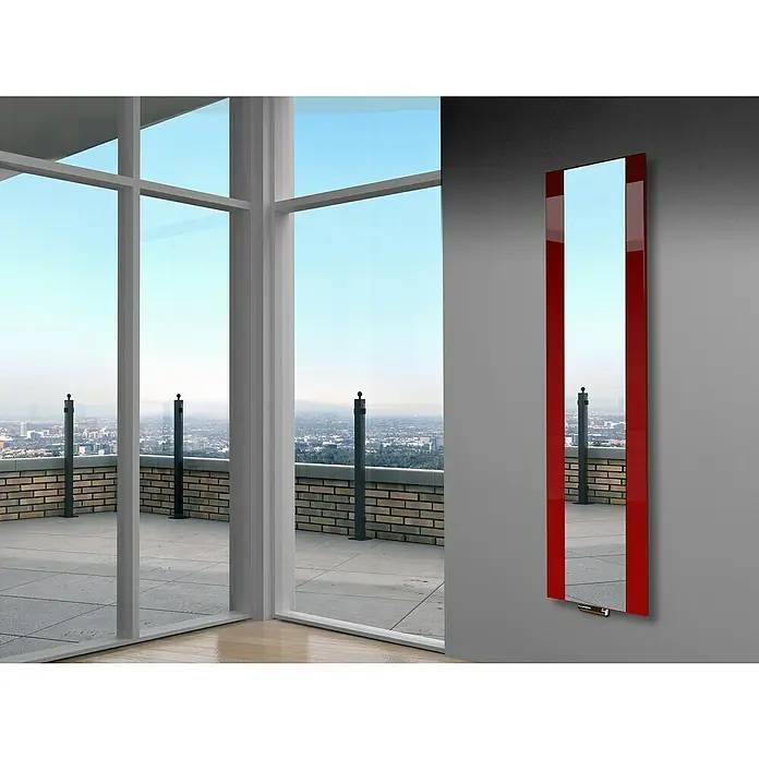 Szagato Designheizkörper Singapur - B x H: 470 x 1.800 mm, Rot, Ohne Handtuchhalter - Roter Heizkörper-Spiegel hängt an der Wand, reflektiert einen Balkon mit Stadtblick. Das schlanke Design ergänzt moderne Räume perfekt.