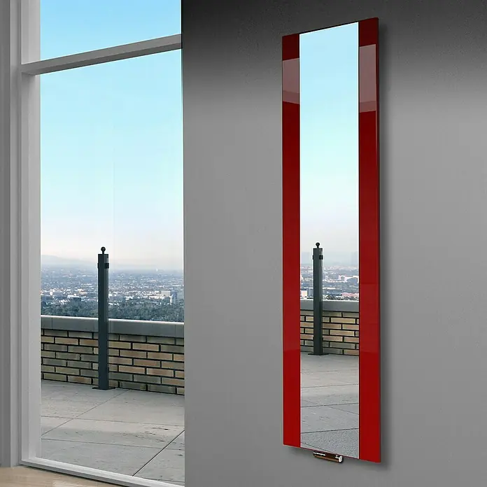 Szagato Designheizkörper Singapur - B x H: 470 x 1.800 mm, Rot, Ohne Handtuchhalter - Ein eleganter, schmaler Spiegel mit einem roten Rahmen ist an einer grauen Wand montiert und reflektiert einen Balkon und eine Stadtlandschaft.