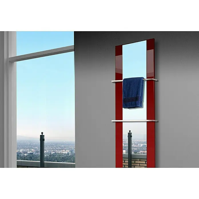 Szagato Designheizkörper Singapur - B x H: 470 x 1.800 mm, Rot, Mit 2 Handtuchhalter (15 mm) - Ein moderner Spiegelheizkörper mit Handtuchhalter und einem blauen Handtuch vor einem Fenster mit Stadtblick.