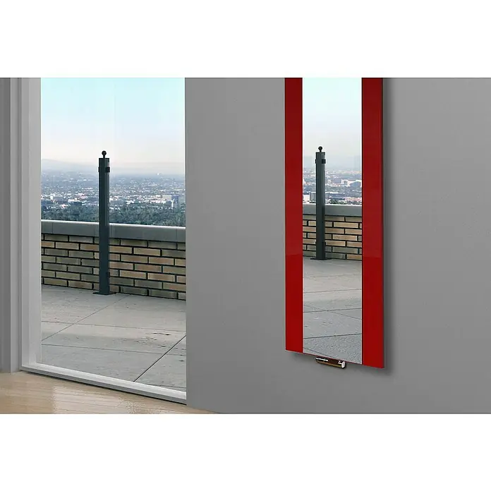 Szagato Designheizkörper Singapur - B x H: 470 x 1.800 mm, Rot, Mit 2 Handtuchhalter (50 mm) - Schlanker Spiegel mit rotem Rahmen, der eine Außenszene mit einem Geländer und einer Stadtsilhouette reflektiert und elegant an einer grauen Wand hängt.