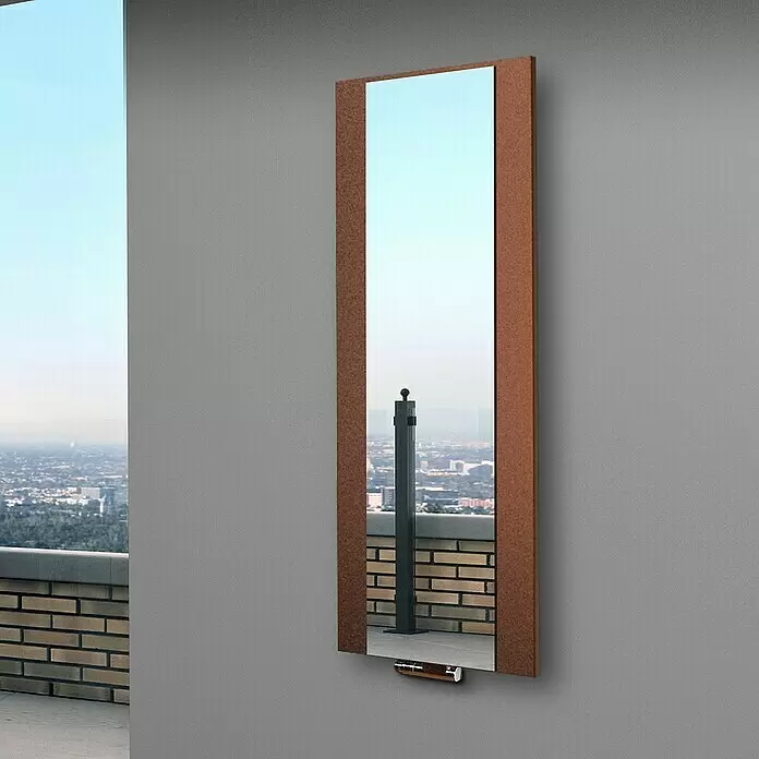 Szagato Designheizkörper Singapur - B x H: 470 x 1.200 mm, Wärmeleistung bei Vorlauftemperatur von 75 °C (D: 50): 799 W, Braun, Silber, Ohne Handtuchhalter - Rechteckiger Spiegel mit rotbraunem Rahmen, reflektiert Stadtpanorama, mit kleiner Metallhalterung darunter.