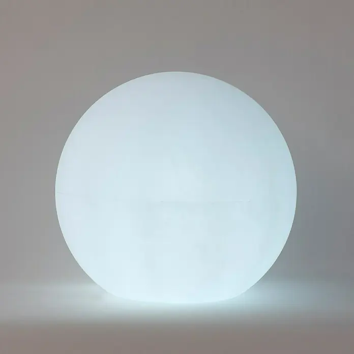 New Garden Solar-Kugelleuchte BulyDurchmesser: 60 cm, IP65 - Nahaufnahme einer leuchtenden weißen Kugel, die ein sanftes, diffuses Licht ausstrahlt und eine ruhige Atmosphäre erzeugt.