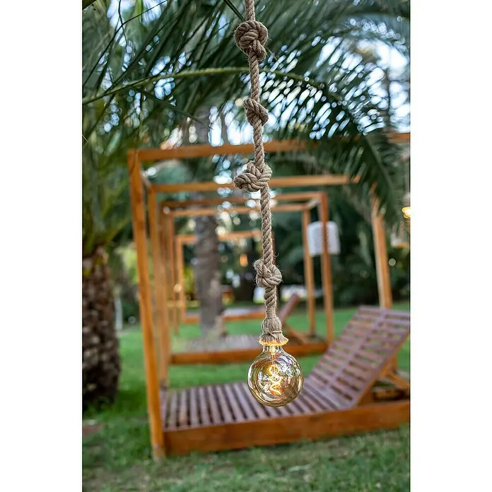 New Garden Solar-Hängeleuchte Simona - Braun, Höhe: 180 cm - Die Vintage-Glühbirne hängt an einem Seil mit Knoten im Freien und sorgt für eine stimmungsvolle Beleuchtung.