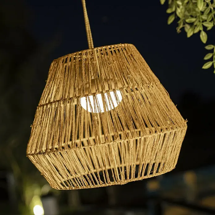 New Garden Sisine Lámpara colgante redonda batería - 9 W, Marrón, Ø x Al: 30,5 x 40 cm - Primer plano de una lámpara colgante decorativa hecha de fibra natural, con una bombilla brillante en el interior, creando un ambiente cálido.