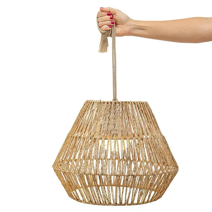 New Garden Sisine Lámpara colgante redonda batería - 9 W, Marrón, Ø x Al: 30,5 x 40 cm - Mano sujetando una lámpara colgante de cuerda. La lámpara está hecha a mano, dando un toque natural a la decoración de la habitación.