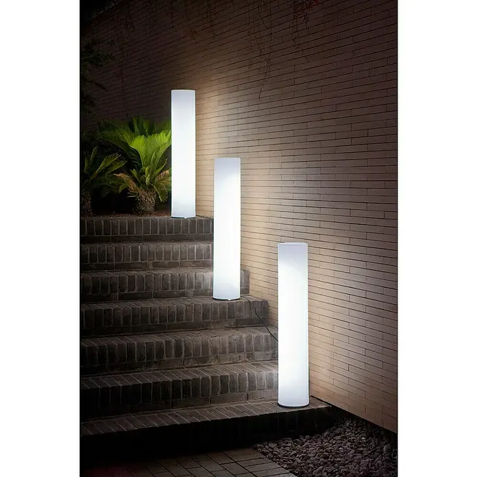 New Garden Außenstehleuchte Fity - Höhe: 100 cm, IP65, Weiß - Drei moderne LED-Außenleuchten säumen eine Treppe und spenden ein helles, einladendes Licht für den Außenbereich.