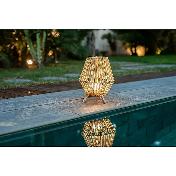 New Garden Sisine Außenstehleuchte Sisine - B x H: 25,5 x 32,5 cm - Elegante Rattan-Tischleuchte mit warmem Lichtschein, perfekt für stimmungsvolle Außenbereiche und Poolumgebungen.