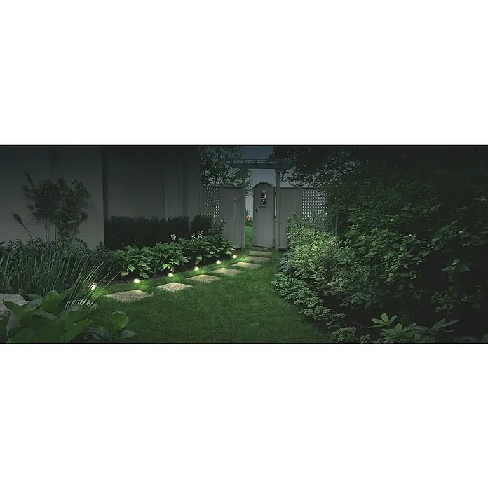 Ledvance LED-LichterketteAußen, 8,5 m - Gartenweg mit Steinplatten und integrierten Bodenleuchten. Die Leuchten beleuchten den Weg und sorgen für eine stimmungsvolle Atmosphäre.