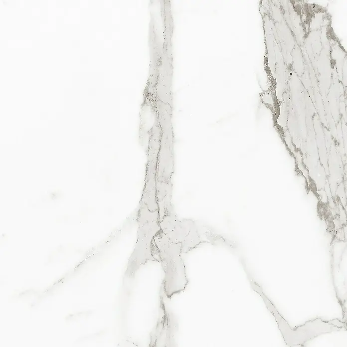 Pavimento cerámico Palatina - 45 x 45 cm, Blanco Carrara, Resplandeciente - Primer plano de una baldosa de mármol blanco con vetas grises, ideal para diseños elegantes de suelos y paredes.